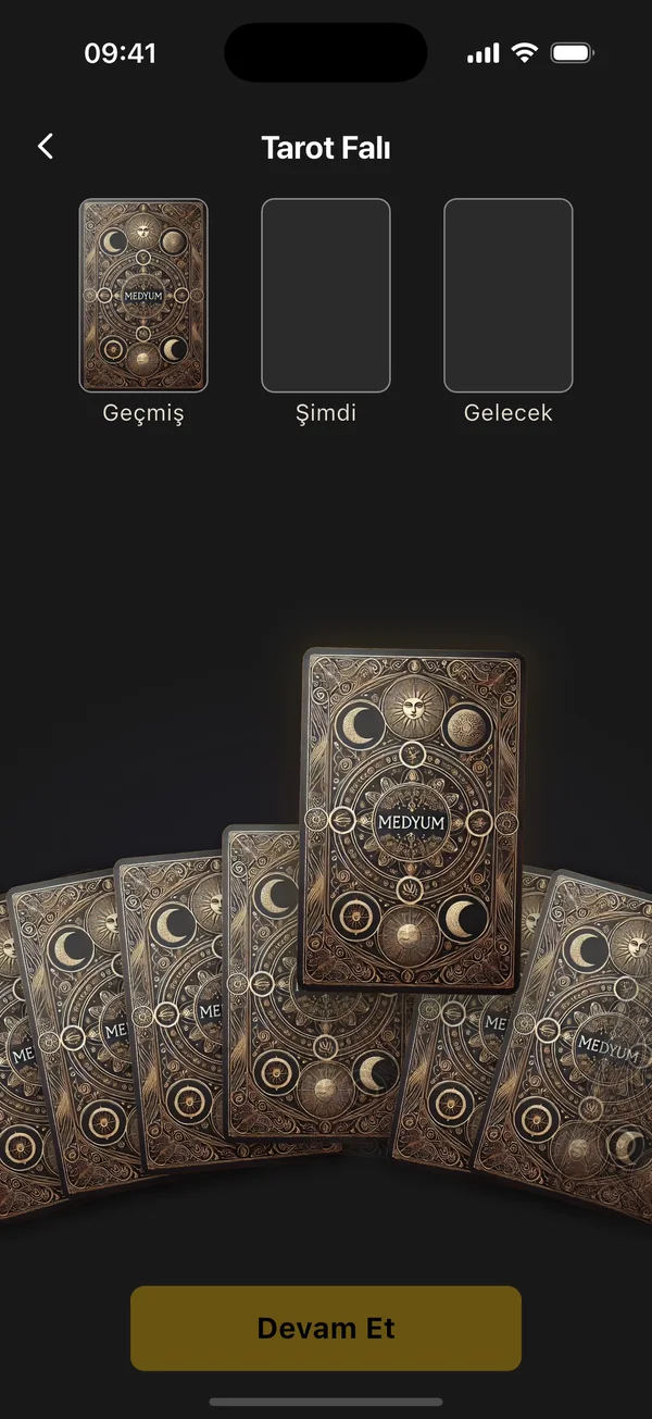 Tarot ekranı: yelpaze gibi açılan deste, biri Geçmiş pozisyonuna yerleşmiş, biri yukarı kaldırılmış kartlar